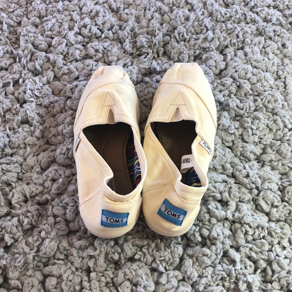 Barely worn TOMS size 7.5